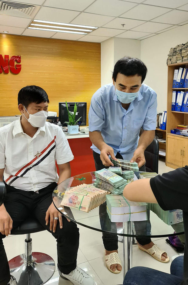Quyền Linh khóc nghẹn khi nhắc về Sài Gòn trên livestream