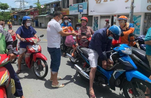 Cảm động: Quyền Linh, Phương Thanh nai lưng vác gạo cứu đời nguy nan