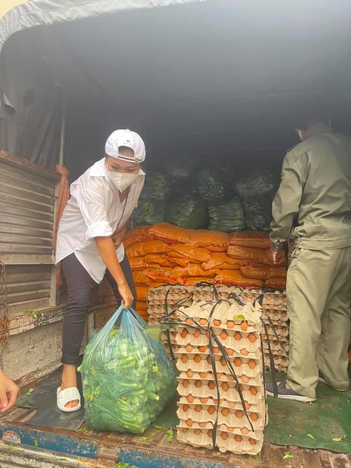 Cảm động: Quyền Linh, Phương Thanh nai lưng vác gạo cứu đời nguy nan