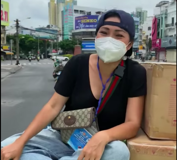 Cảm động: Quyền Linh, Phương Thanh nai lưng vác gạo cứu đời nguy nan