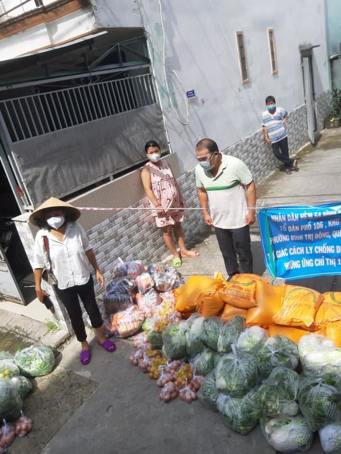 Cảm động: Quyền Linh, Phương Thanh nai lưng vác gạo cứu đời nguy nan