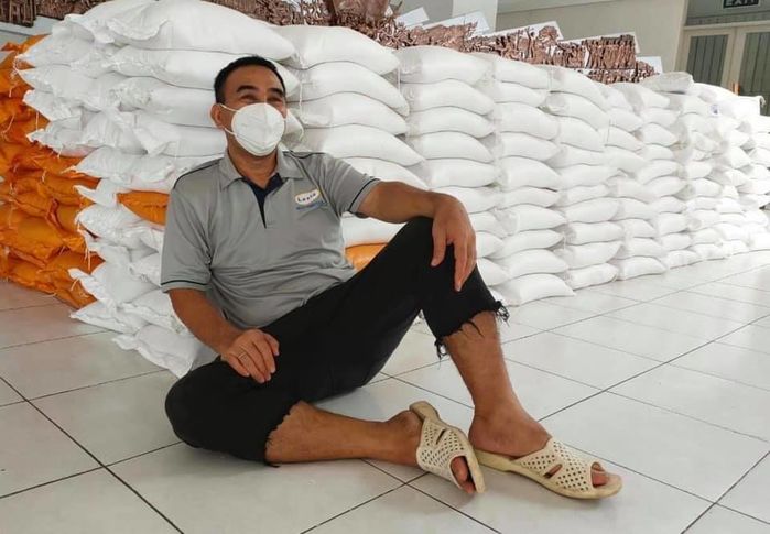 Cảm động: Quyền Linh, Phương Thanh nai lưng vác gạo cứu đời nguy nan