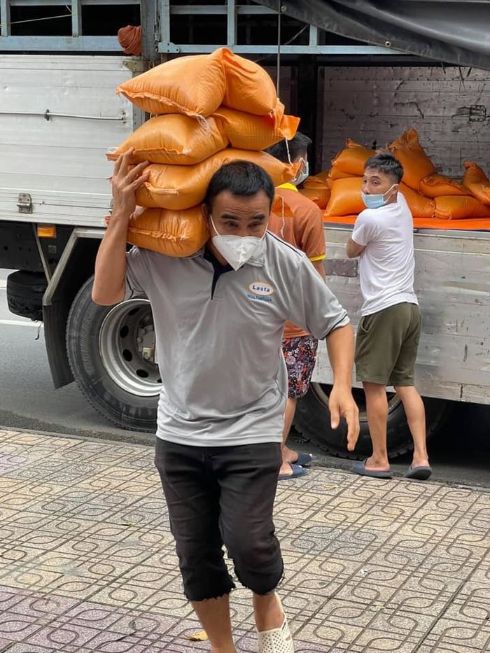 Cảm động: Quyền Linh, Phương Thanh nai lưng vác gạo cứu đời nguy nan