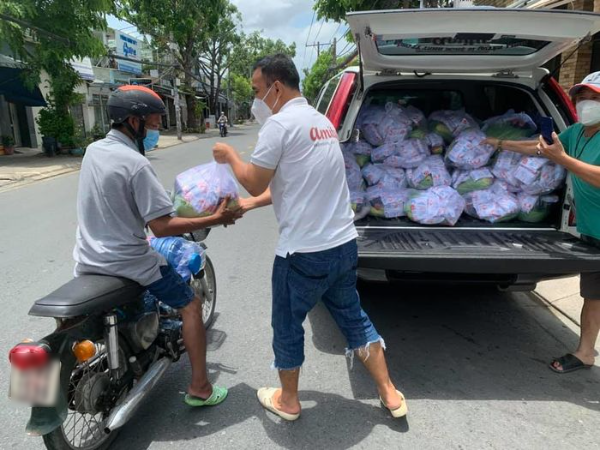 Cảm động: Quyền Linh, Phương Thanh nai lưng vác gạo cứu đời nguy nan