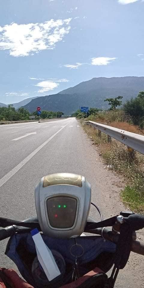 Rơi nước mắt chàng trai đi xe lăn 7 ngày từ Sài Gòn về Phú Yên