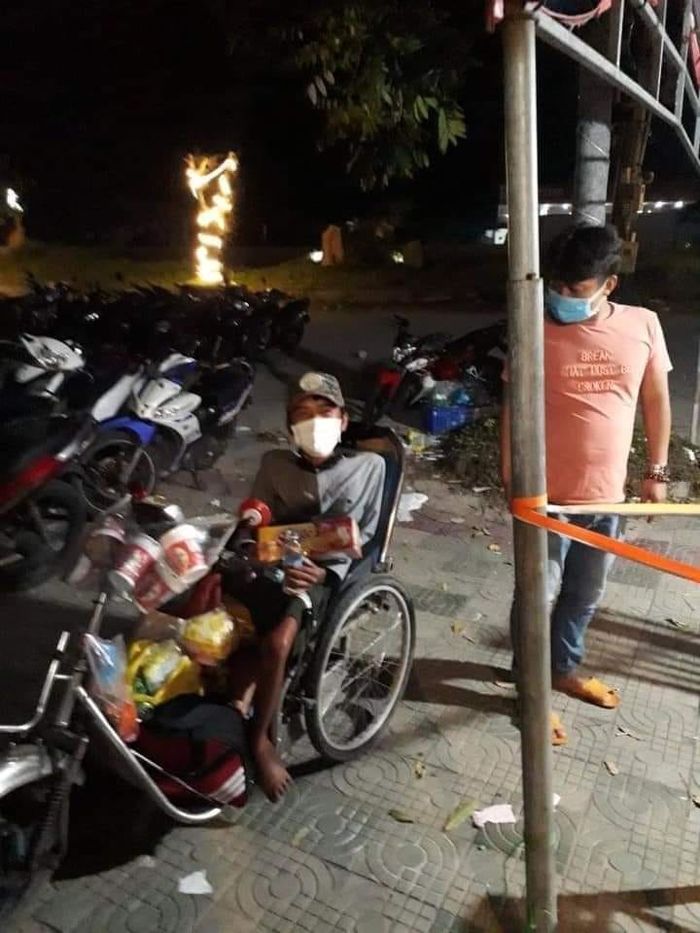 Rơi nước mắt chàng trai đi xe lăn 7 ngày từ Sài Gòn về Phú Yên