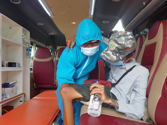 Rơi nước mắt chàng trai đi xe lăn 7 ngày từ Sài Gòn về Phú Yên
