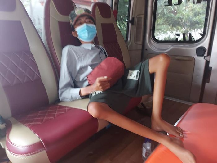 Rơi nước mắt chàng trai đi xe lăn 7 ngày từ Sài Gòn về Phú Yên