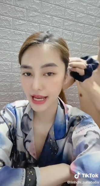 Có phần cần gì lo: mỹ nhân Việt được chồng gội đầu đến lau, rửa chân