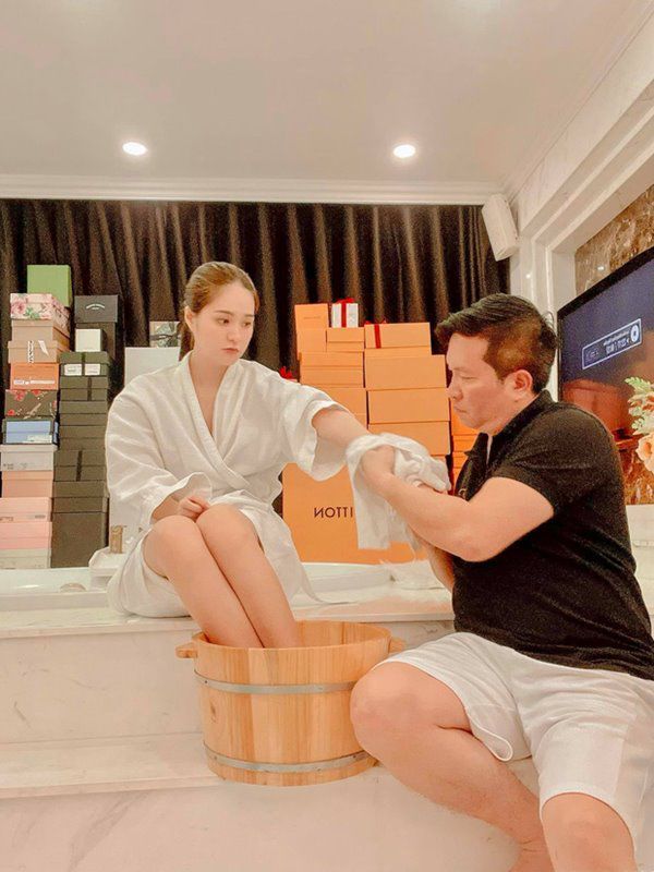 Có phần cần gì lo: mỹ nhân Việt được chồng gội đầu đến lau, rửa chân