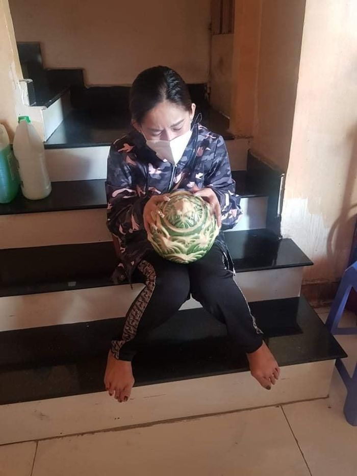 Sao Việt 24h: Bố vợ diễn viên Hoàng Mèo ra đi, Bình Tinh ôm tro cốt mẹ