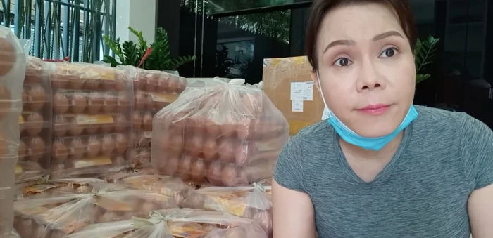 Sao Việt 24h: Bố vợ diễn viên Hoàng Mèo ra đi, Bình Tinh ôm tro cốt mẹ