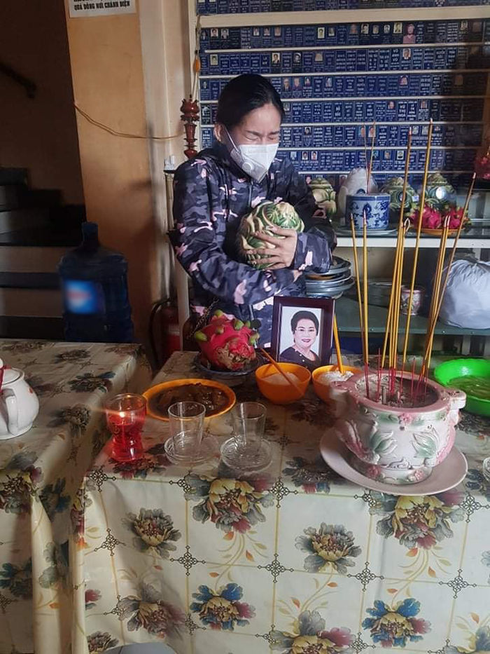 Sao Việt 24h: Bố vợ diễn viên Hoàng Mèo ra đi, Bình Tinh ôm tro cốt mẹ