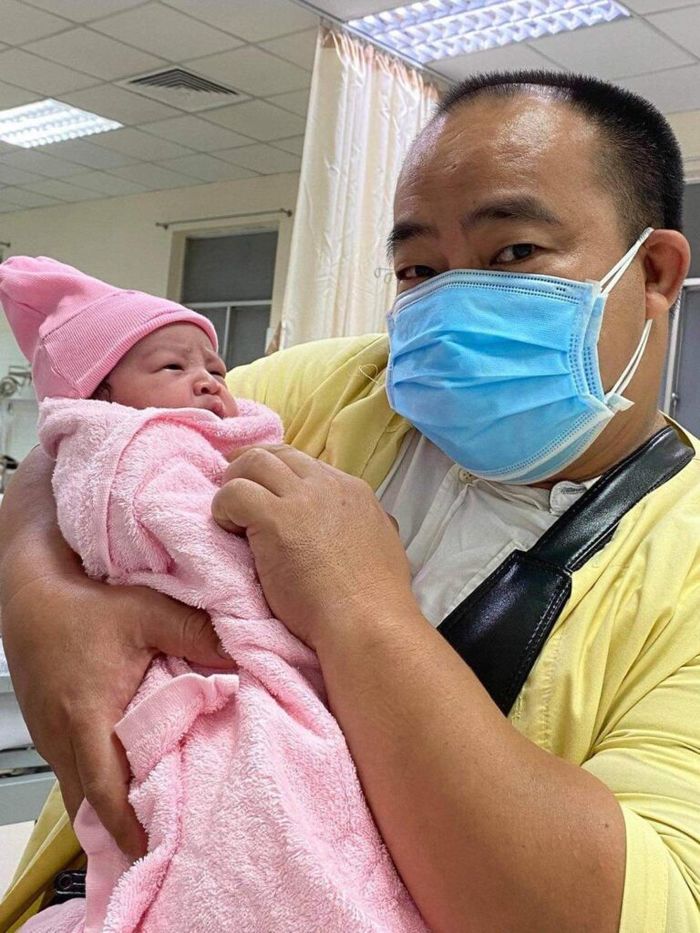Sao Việt 24h: lộ diện con gái thứ 3 vừa chào đời nhà Hiếu Hiền