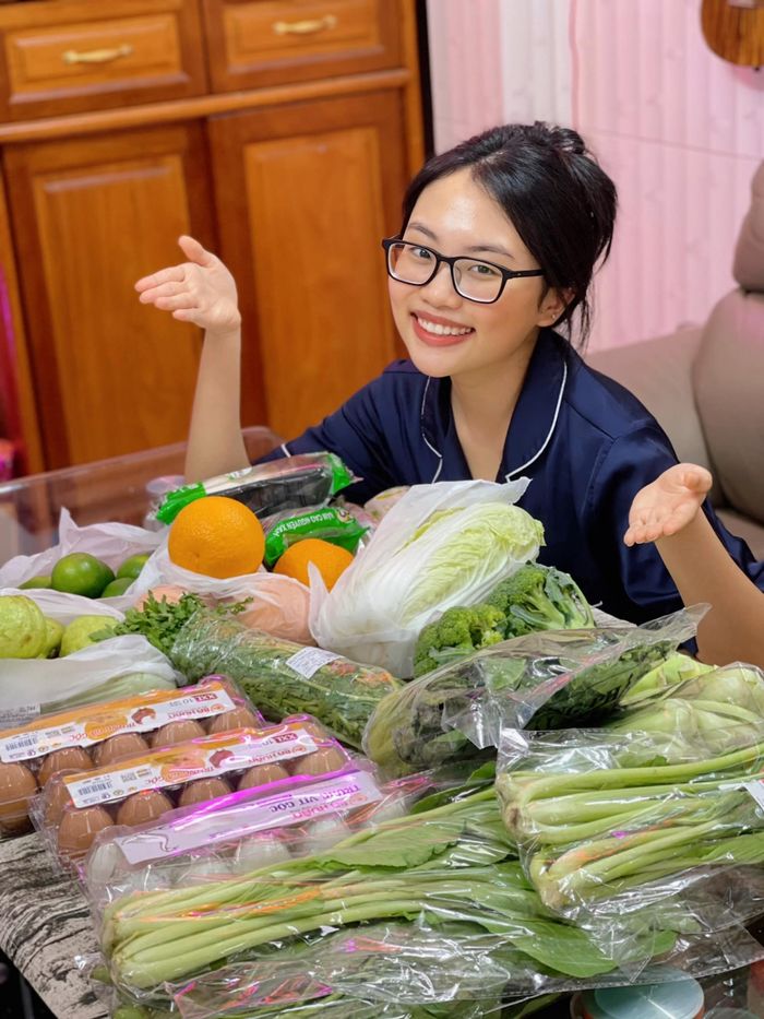 Sao Việt 24h: H’Hen Niê đích thân trao đồ tiếp tế cho Phương Mỹ Chi