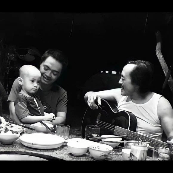 Sao Việt 24h: Phương Thanh in lằn khẩu trang lên mặt