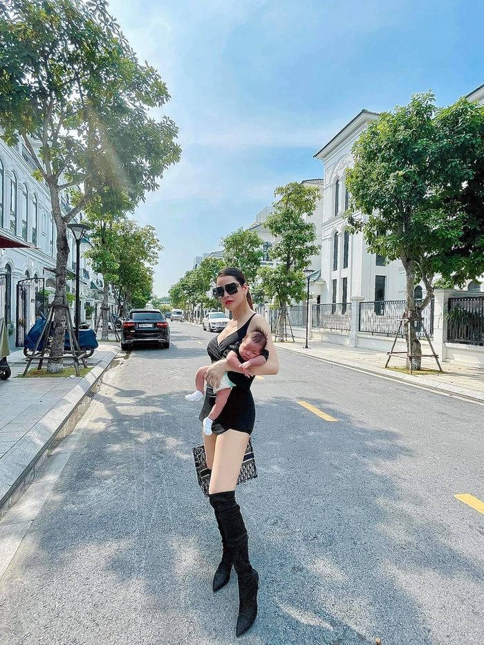 Sao Việt 24h: Phương Thanh in lằn khẩu trang lên mặt