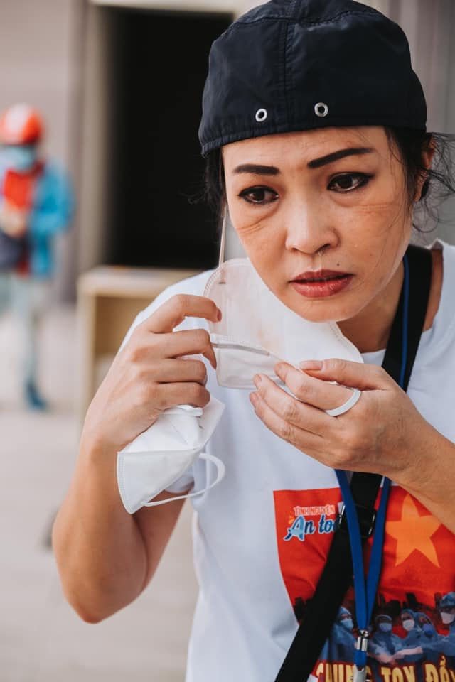 Sao Việt 24h: Phương Thanh in lằn khẩu trang lên mặt