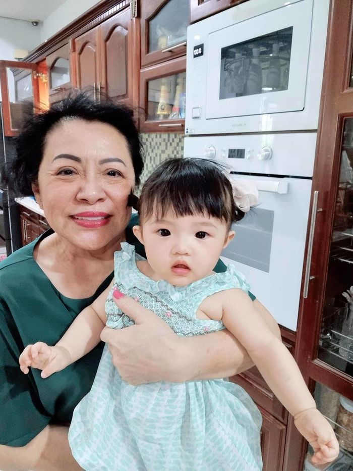 Sao Việt 24h: Phương Thanh in lằn khẩu trang lên mặt