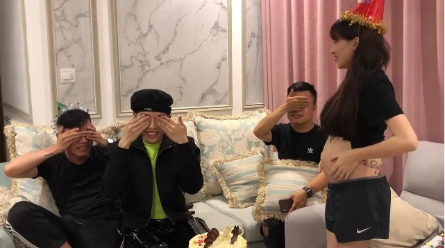 Sao Việt 24h: Việt Hương tặng giao xe cứu thương, Châu Bùi xin lỗi