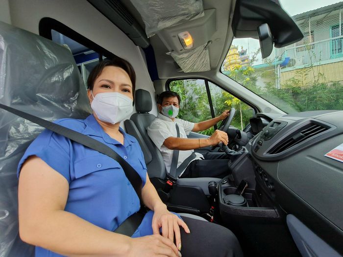 Sao Việt 24h: Việt Hương tặng giao xe cứu thương, Châu Bùi xin lỗi