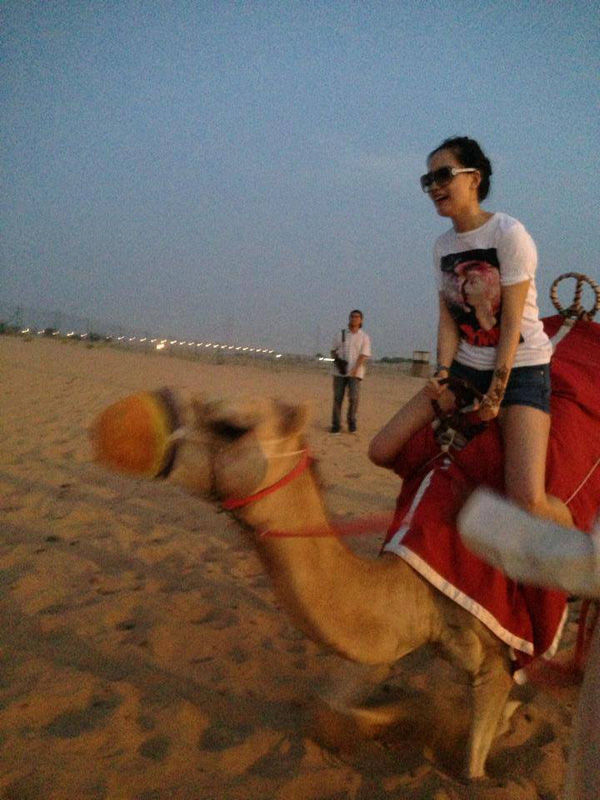 Sao Việt chơi trò của giới siêu giàu Dubai: Ngọc Trinh bung lụa