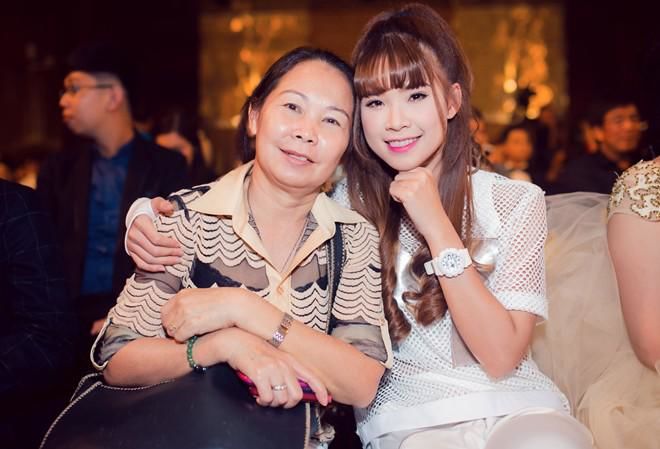 Sao Việt được mẹ nâng khăn sửa túi từ bé đến tận lúc lấy chồng