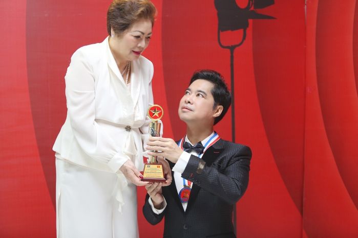 Sao Việt được mẹ nâng khăn sửa túi từ bé đến tận lúc lấy chồng