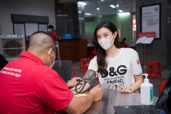 BB Trần và loạt sao Việt lặng lẽ đi hiến máu cứu người mùa dịch