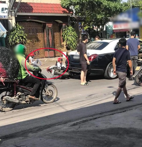 Shipper có tâm nhất Việt Nam: làm móp ôtô để lại SĐT khắc phục hậu quả