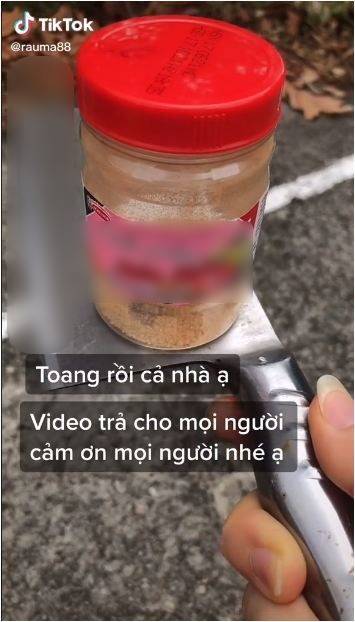 Sợ mất chùm xoài ngon, bà hàng xóm có hành động khiến cô gái tức giận