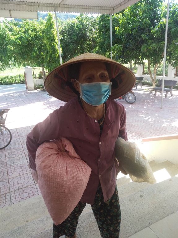 Sống nhờ tiền trợ cấp, bà cụ 84 tuổi vẫn vét túi ủng hộ chống dịch