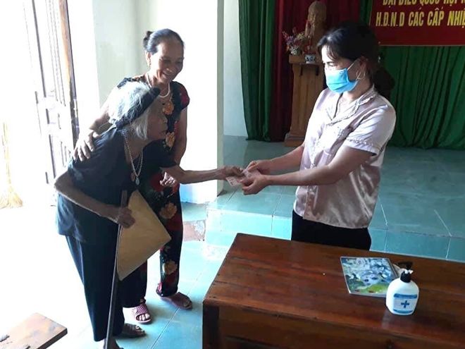 Sống nhờ tiền trợ cấp, bà cụ 84 tuổi vẫn vét túi ủng hộ chống dịch