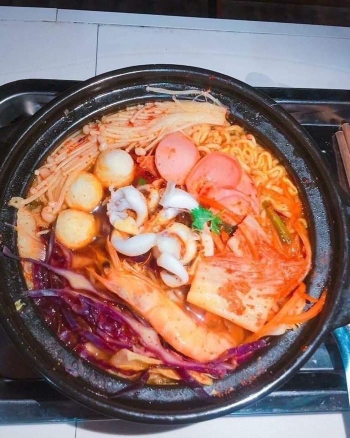Sự thật mì cay, lẩu thái, buffet giá rẻ: Ăn đỡ thèm thôi đừng nghiện