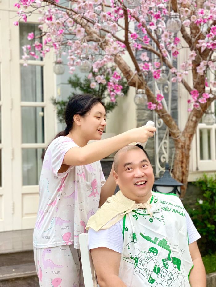Suti Bố ơi mình đi đâu thế càng lớn càng cừ: Nay còn cắt tóc cho ba