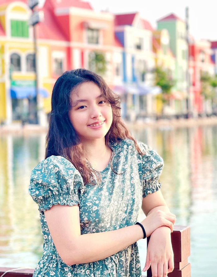 Suti Bố Ơi Mình Đi Đâu Thế sau 7 năm: phổng phao, học phí nửa tỷ/năm