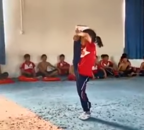 Tài không đợi tuổi: Bé gái múa võ, uốn gập người khiến ai nấy há hốc