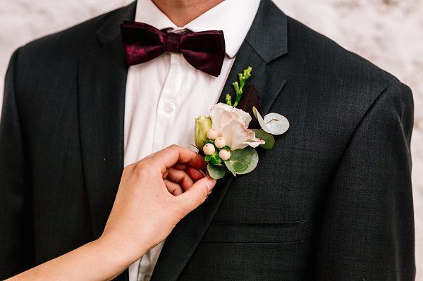 Lý do đặc biệt khiến mọi chú rể cài hoa lên áo vest trong ngày cưới