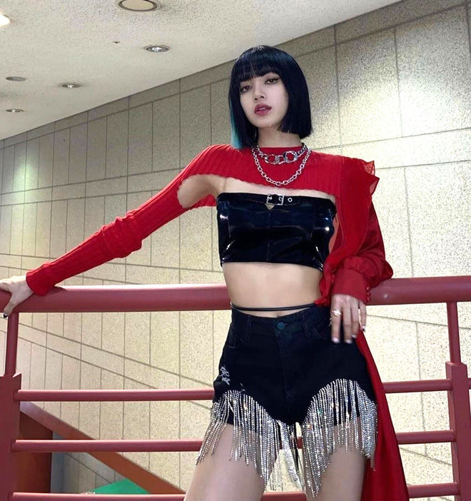 Tại sao Lisa luôn được ưu ái mặc đồ nổi và độc lạ nhất BLACKPINK?