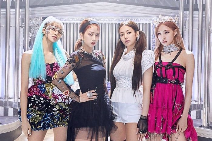 Tại sao Lisa luôn được ưu ái mặc đồ nổi và độc lạ nhất BLACKPINK?