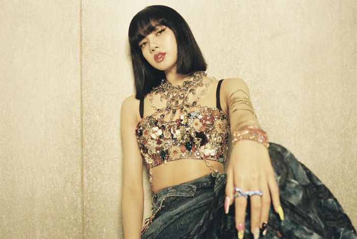 Tại sao Lisa luôn được ưu ái mặc đồ nổi và độc lạ nhất BLACKPINK?