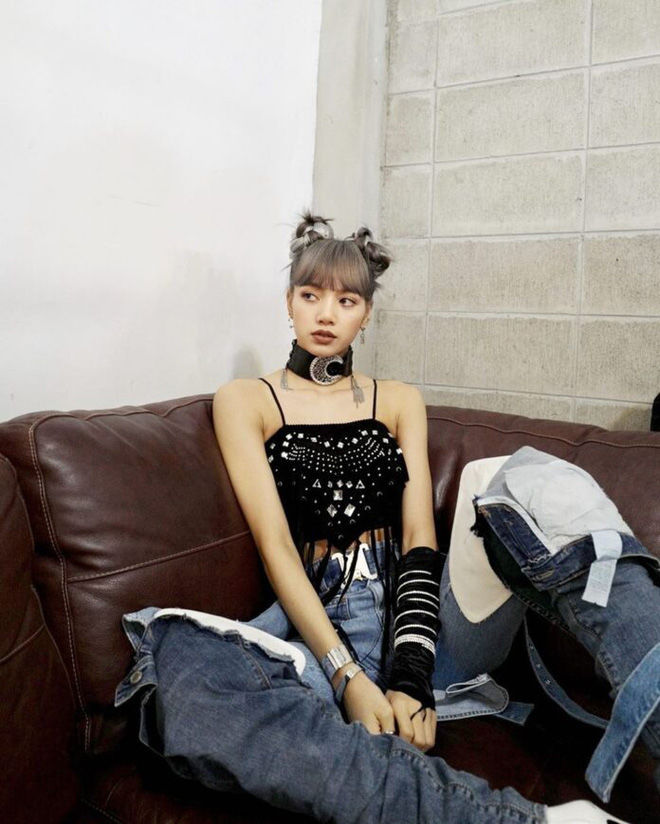Tại sao Lisa luôn được ưu ái mặc đồ nổi và độc lạ nhất BLACKPINK?