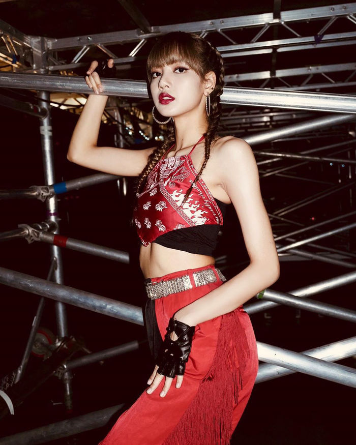 Tại sao Lisa luôn được ưu ái mặc đồ nổi và độc lạ nhất BLACKPINK?