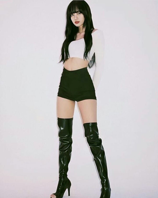 Tại sao Lisa luôn được ưu ái mặc đồ nổi và độc lạ nhất BLACKPINK?