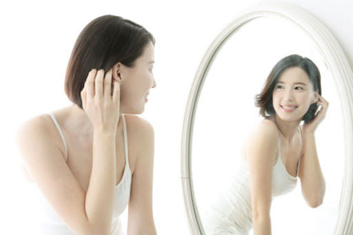 Tại sao nhìn mình trong gương luôn đẹp hơn trong ảnh?
