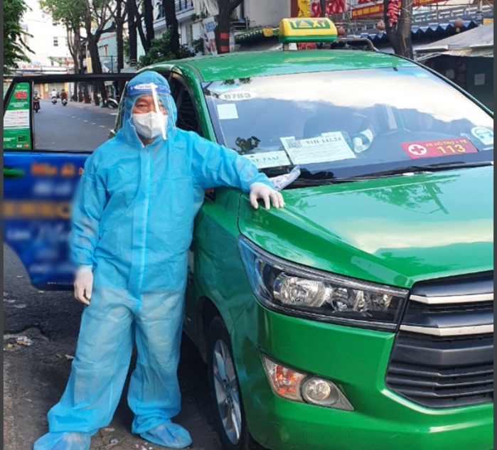 Tài xế taxi nén nỗi đau mẹ vợ mất vì Covid để kịp chở F0 đến bệnh viện