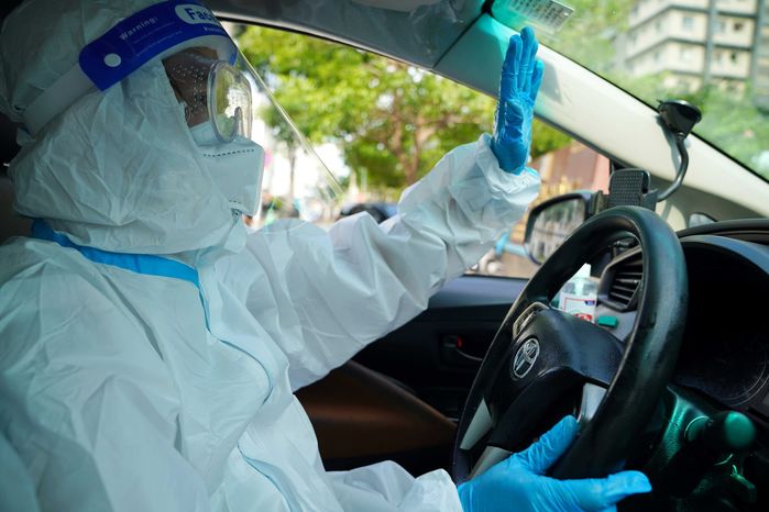 Tài xế taxi nén nỗi đau mẹ vợ mất vì Covid để kịp chở F0 đến bệnh viện