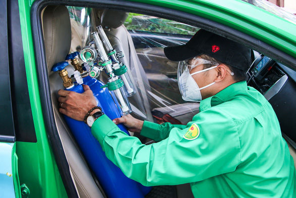 Tài xế taxi nén nỗi đau mẹ vợ mất vì Covid để kịp chở F0 đến bệnh viện