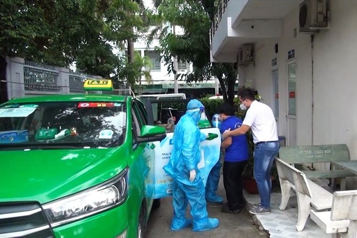 Tài xế taxi nén nỗi đau mẹ vợ mất vì Covid để kịp chở F0 đến bệnh viện