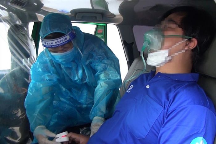 Tài xế taxi nén nỗi đau mẹ vợ mất vì Covid để kịp chở F0 đến bệnh viện